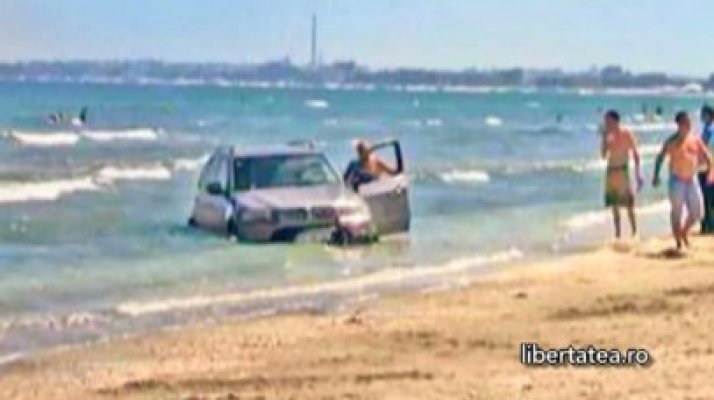Un şmecher a confundat BMW-ul cu barca şi a rămas blocat în nisipul din Năvodari